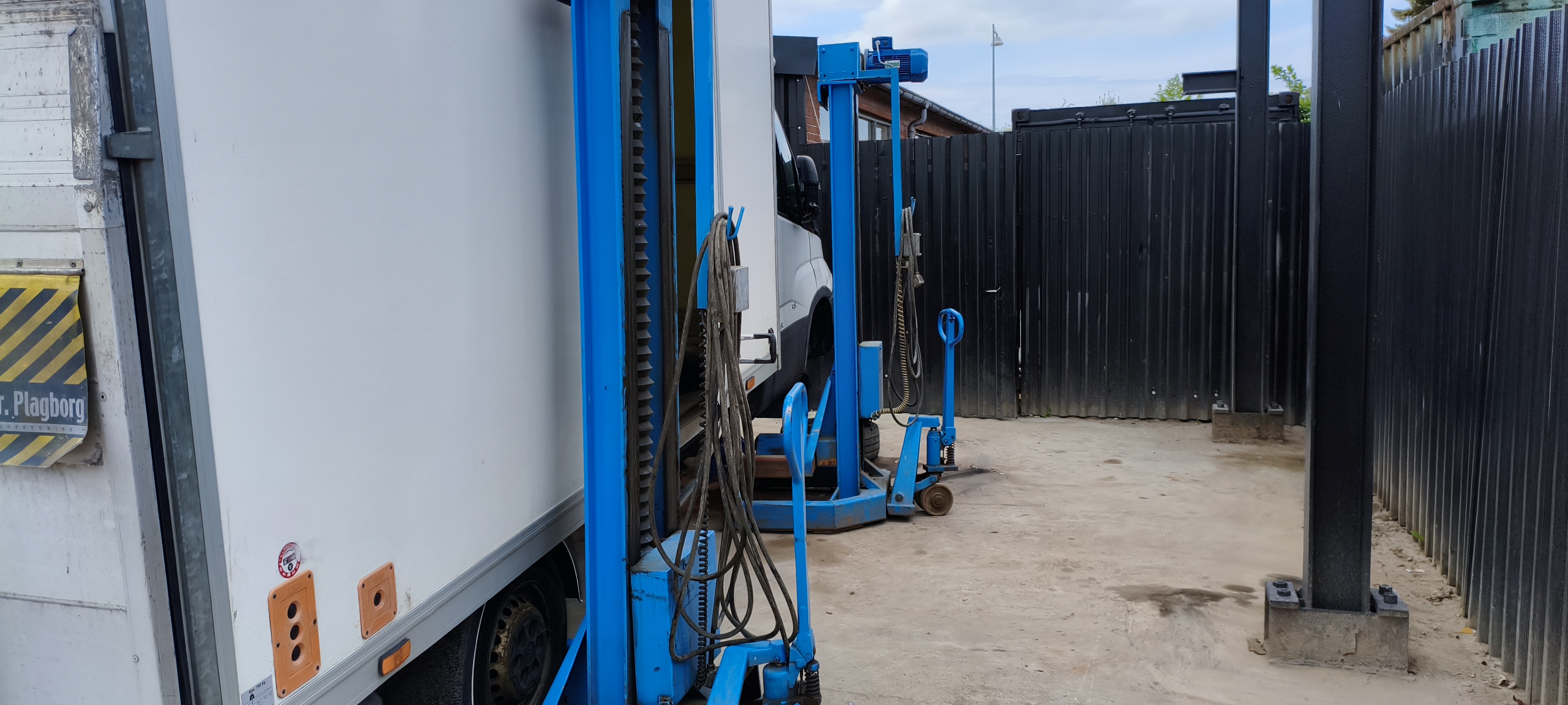 CPH Truck- & Liftcenter — indgang til professionelt autoværksted